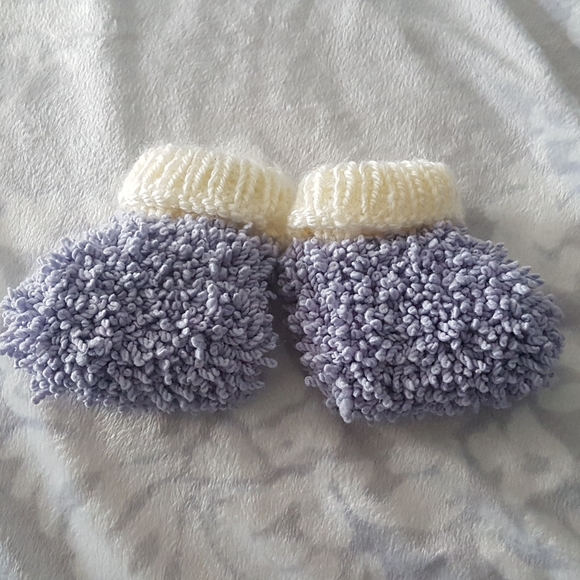 Newborn knit booties purple and off white - Picture 3 of 3